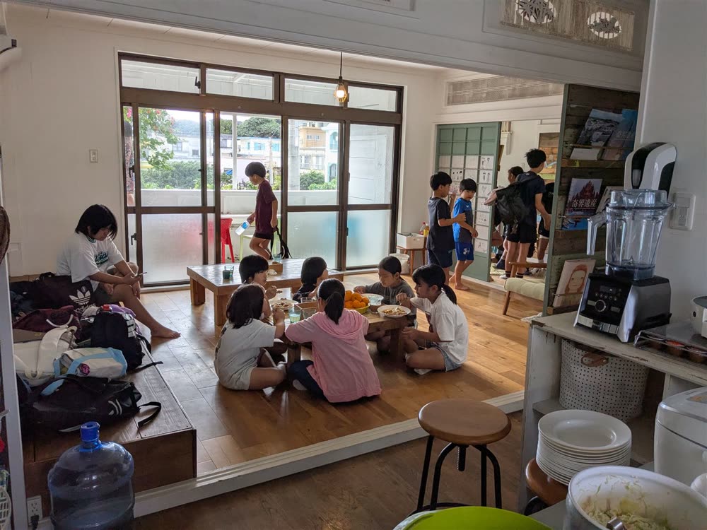 居場所で過ごす子どもたち